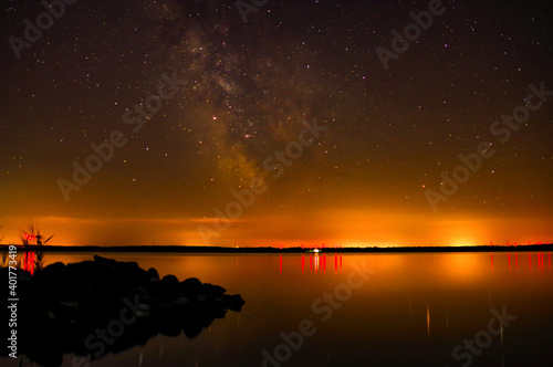 Milchstraße über einem See