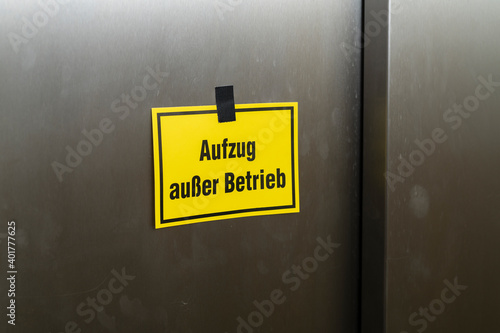 Obraz na płótnie Gelber Zettel mit der Aufschrift , Aufzug außer Betrieb , an der Fahrstuhltür w salonie