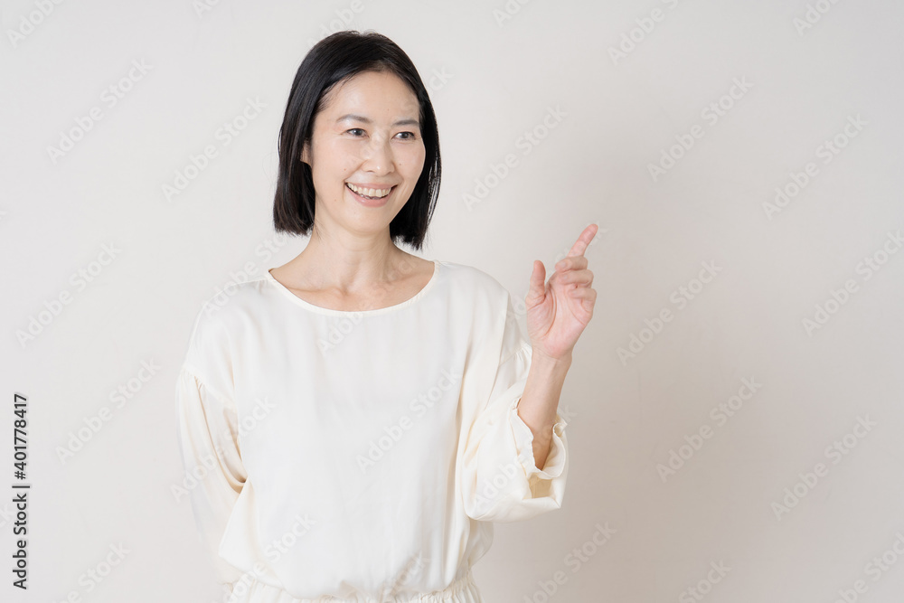 指差しする女性
