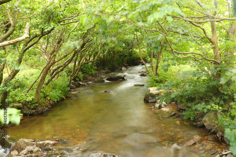 Obraz premium Heddon river flowing through the valley and over rocky ground