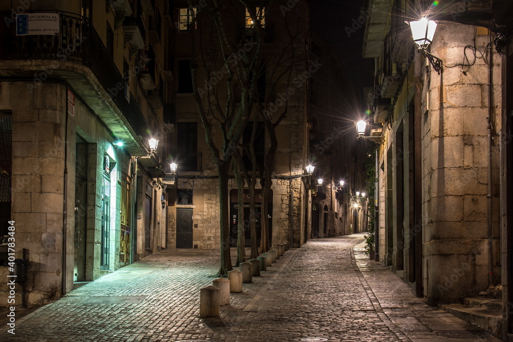 Rincones del casco antiguo nocturno de la Ciudad de Girona, en el noreste de Catalunya
