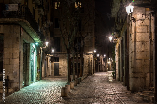 Rincones del casco antiguo nocturno de la Ciudad de Girona  en el noreste de Catalunya 