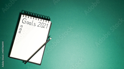 notebook with goal list 2021 green background Vorsätze