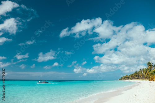 Fototapeta Naklejka Na Ścianę i Meble -  Boat trip to a deserted Caribbean beach with turquoise waters