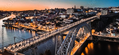 Quadro em tela Ponte Dom Luis I com um belo pôr-do-sol e casas antigas Gaia, Porto