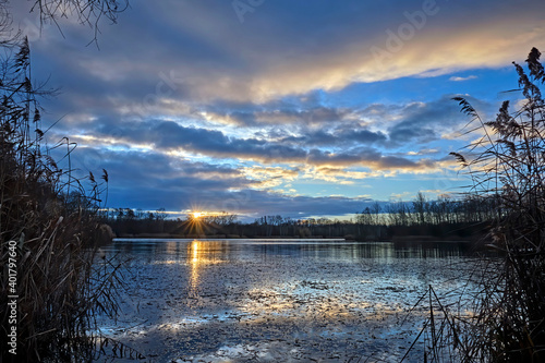 Sonnenaufgang am Waldsee Lauer in Markkleeberg bei Leipzig.