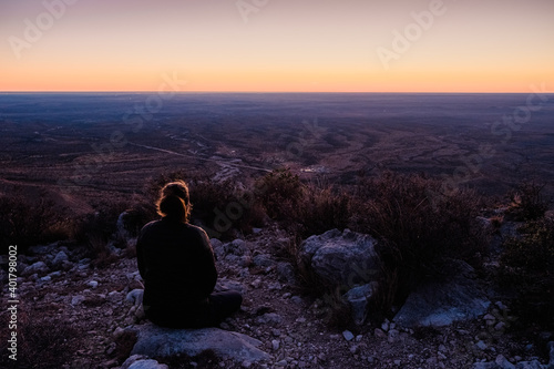 Eine Person geniesst die ersten Sonnenstrahlen