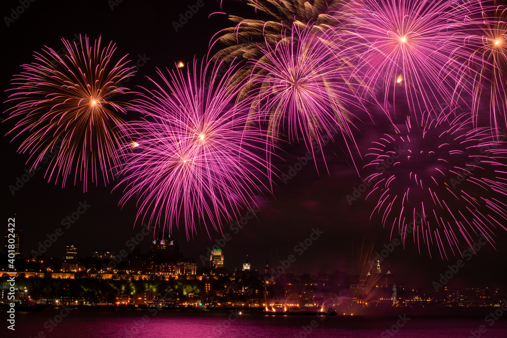 Obraz premium Colorful fireworks fired from the St. Lawrence river.