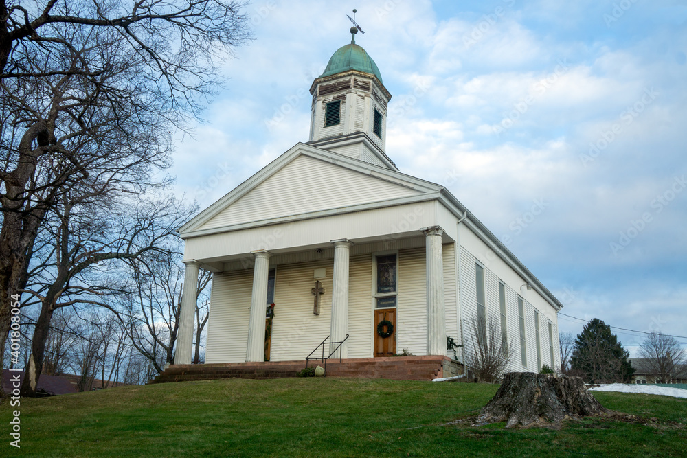 Naklejka premium Florida, NY - USA - Dec. 26, 2020: a landscape view of the historic First Presbyterian Church on North Main Street in Florida, NY in Orange County.