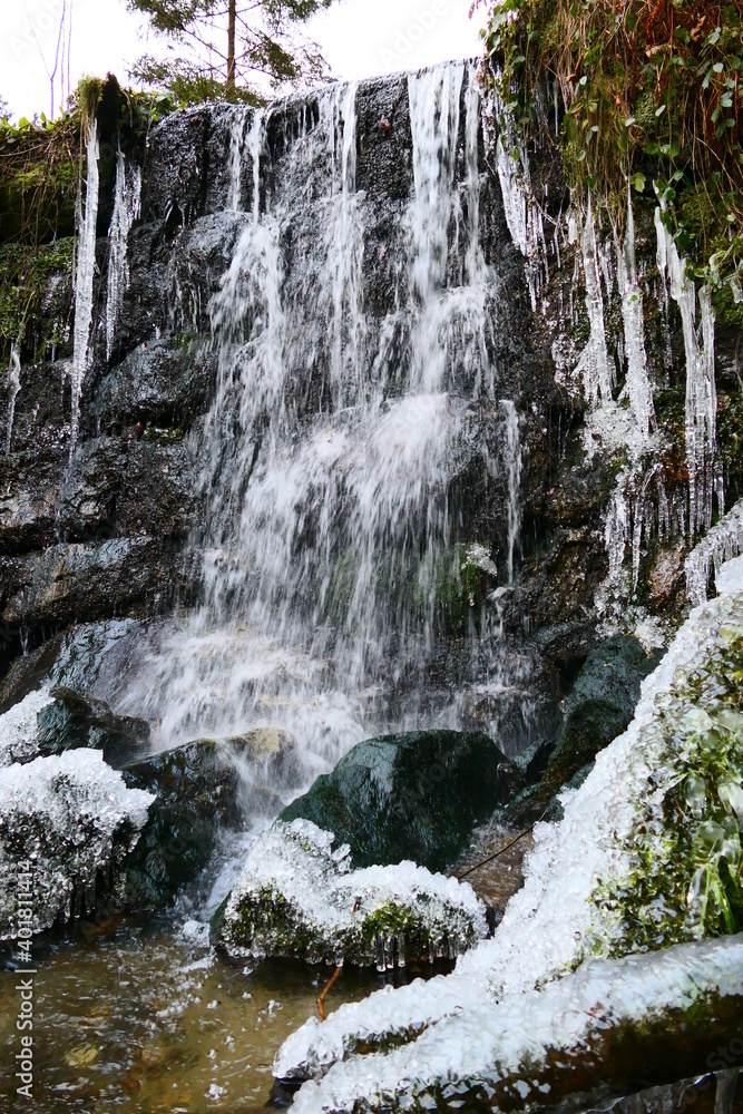 vereister Wasserfall 