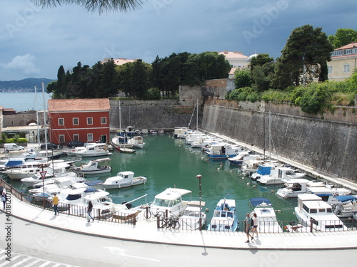 Blick auf den Yachthafen und die Stadtmauer von Zadar, Kroatien view upon zadar marina and city walls, croatia