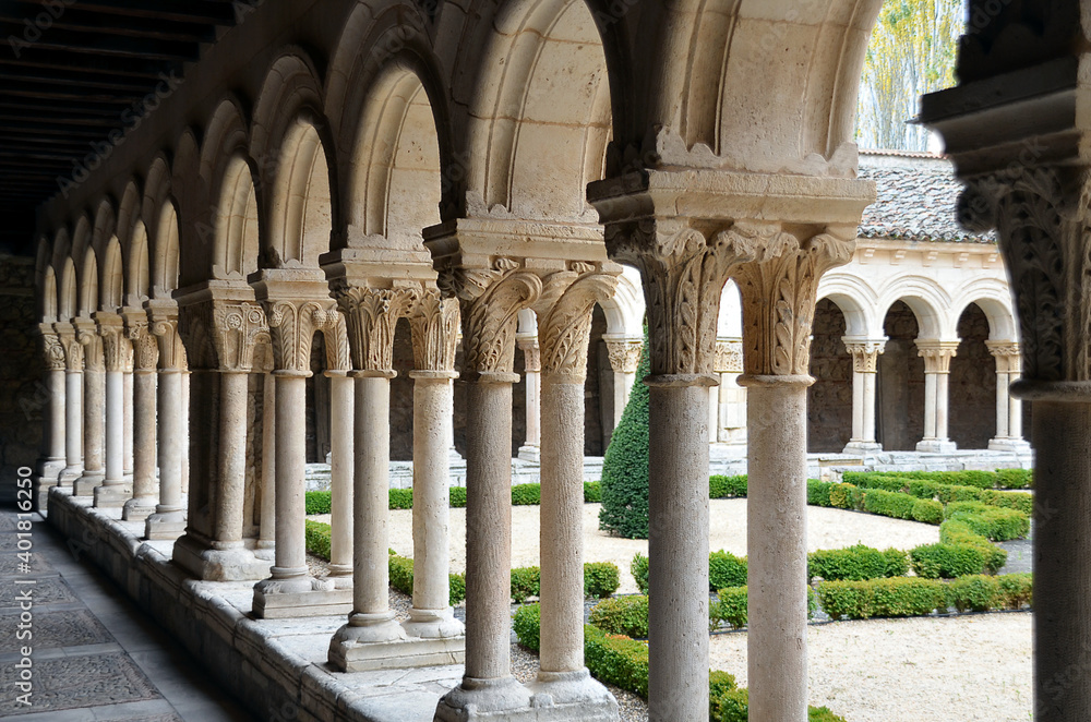 Claustro del monasterio de las Huelgas en Burgos Claustro del monasterio de las Huelgas en Burgos