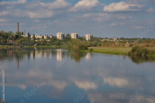 Fluss Dnister in Soroca an der Grenze zwischen Moldawien (links) und der Ukraine 