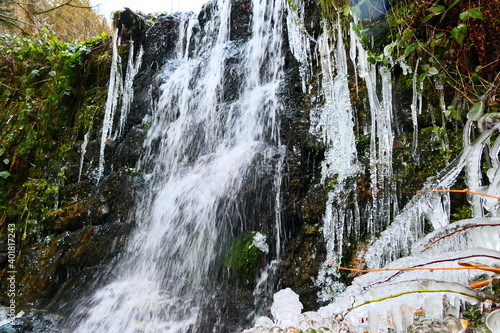 vereister Wildwasserfall photo