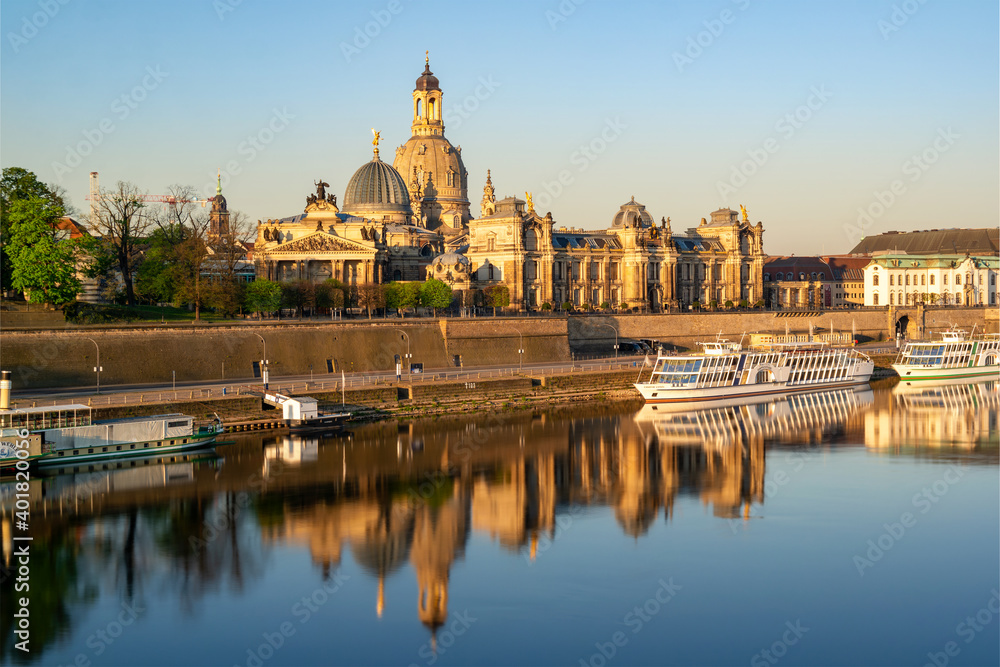Obraz premium Stunning view at sunrise of the historic old town, Brühl's Terrace and the rebuilt Dresden Frauenkirche in the background