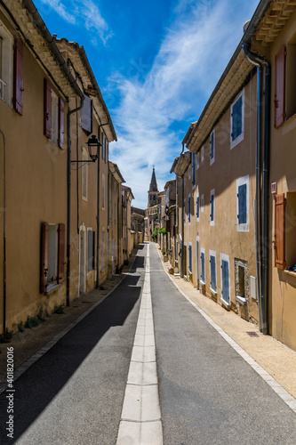 Fototapeta Naklejka Na Ścianę i Meble -  Saint-Saturnin-lès-Apt, village médiéval perché du Luberon en Provence-Alpes-Côte-d'Azur.