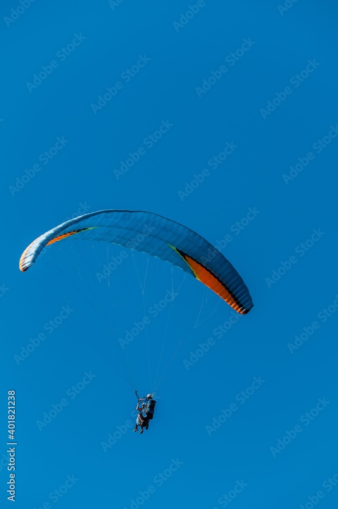 Parapentiste dans le ciel Aveyronnais au dessus du viaduc de Millau. Parapentiste dans le ciel Aveyronnais au dessus du viaduc de Millau.