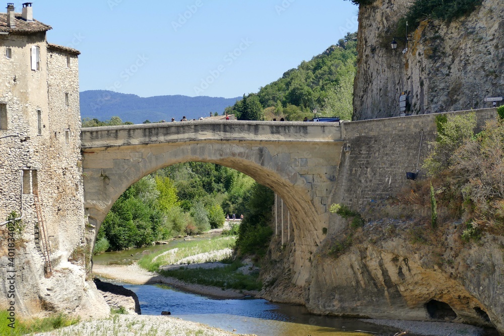 Le pont romain au-dessus  de la rivière Ouvèze à Vaison-la-Romaine