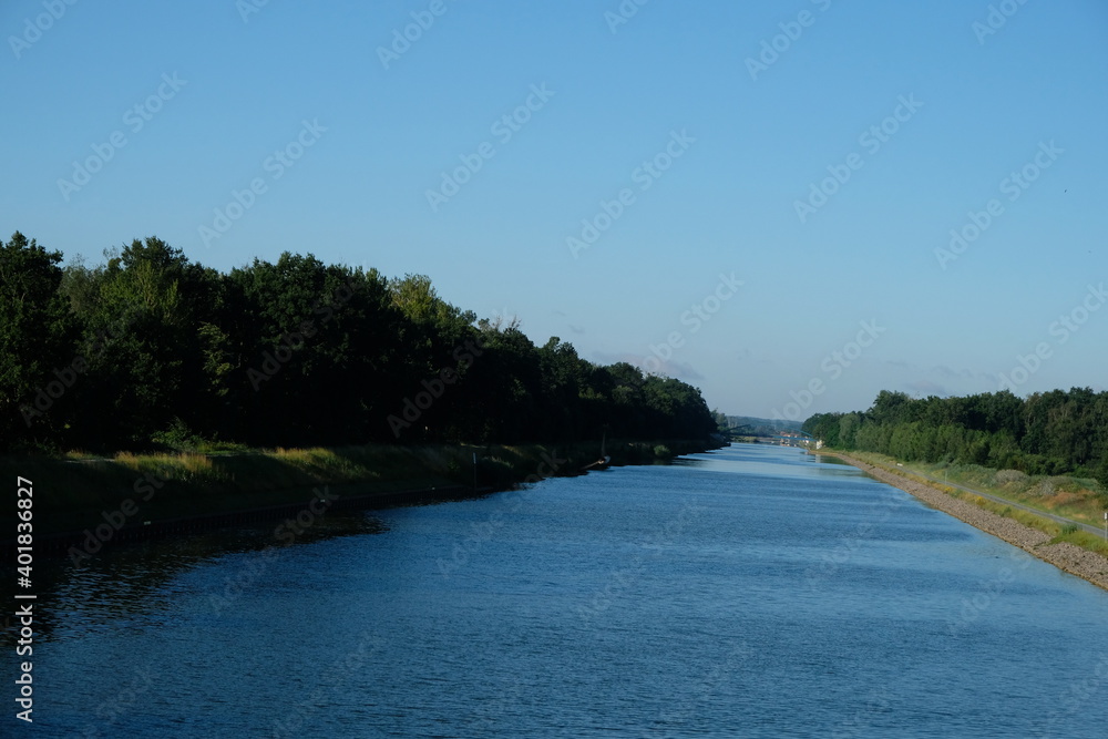 Fototapeta premium Schwalben am Kanal
