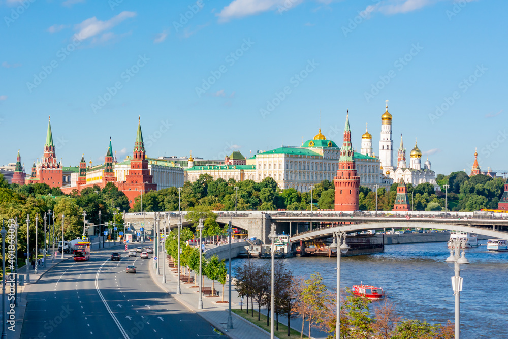 Fototapeta premium Moscow cityscape with Kremlin towers, palaces and cathedrals, Russia
