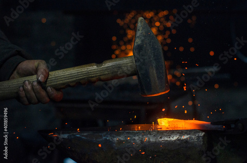 Foto blacksmith working on a metal
