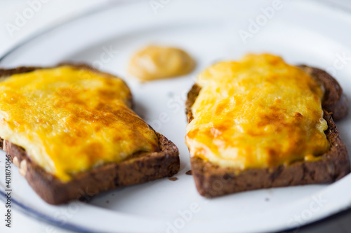 Obraz na płótnie english pub grub welsh rarebit cheese sauce toast w salonie