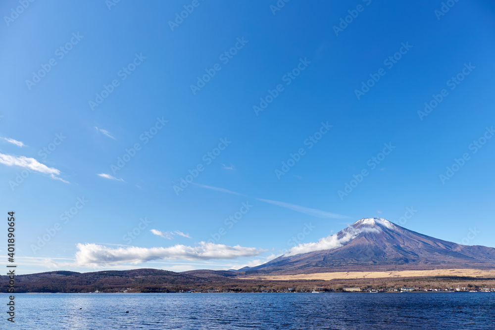冬の朝、12月としては冠雪が少ない富士山を山中湖の長池親水公園付近から望む 山梨県山中湖村