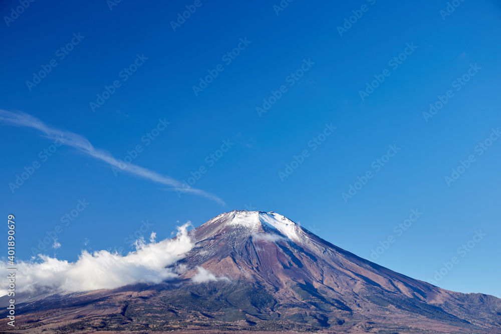 冬の朝、12月としては冠雪が少ない富士山を山中湖の長池親水公園付近から望む 山梨県山中湖村