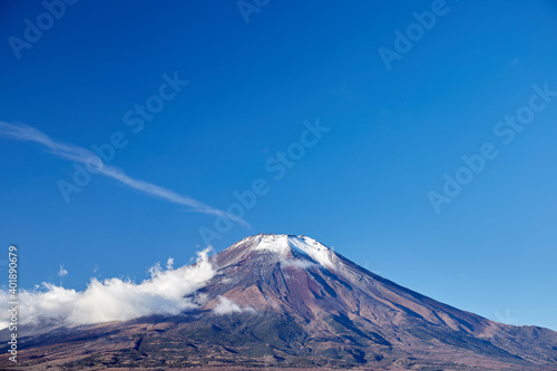 冬の朝、12月としては冠雪が少ない富士山を山中湖の長池親水公園付近から望む 山梨県山中湖村