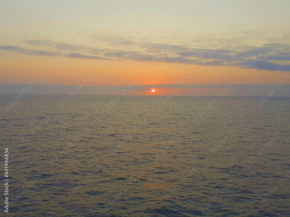 Fototapeta premium sunrise over the sea