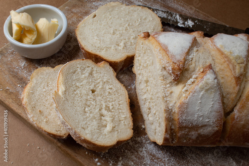 Sliced ​​Italian bread accompanied by butter