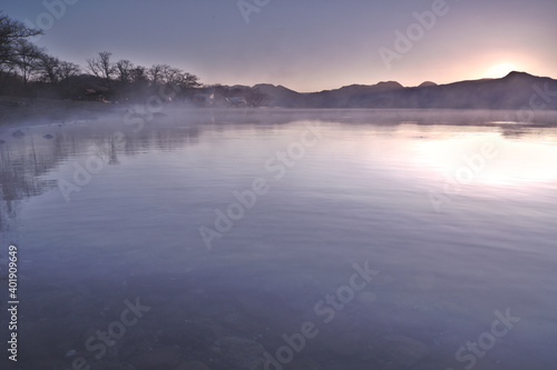 うっすらと靄の掛かった夕暮れの湖畔 © Masa Tsuchiya