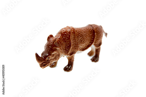Rhinozerosfigur aus Plastik als Spielzeug isoliert auf weissem Hintergrund