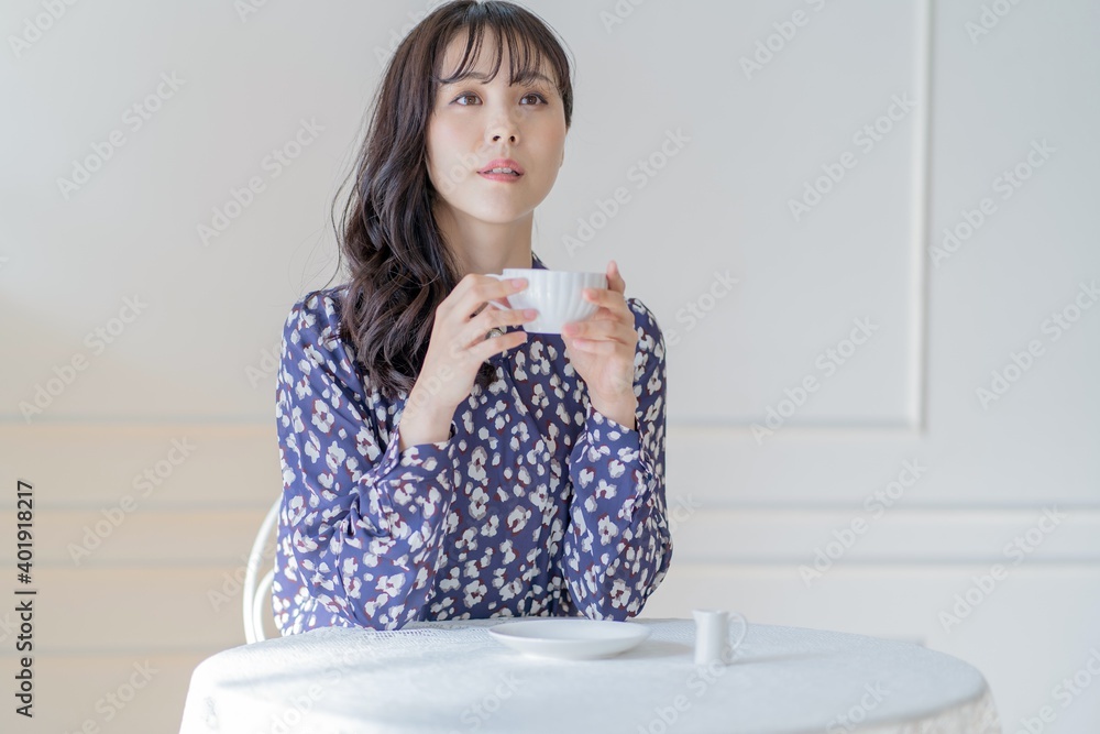 カフェでリラックスするアジア人女性