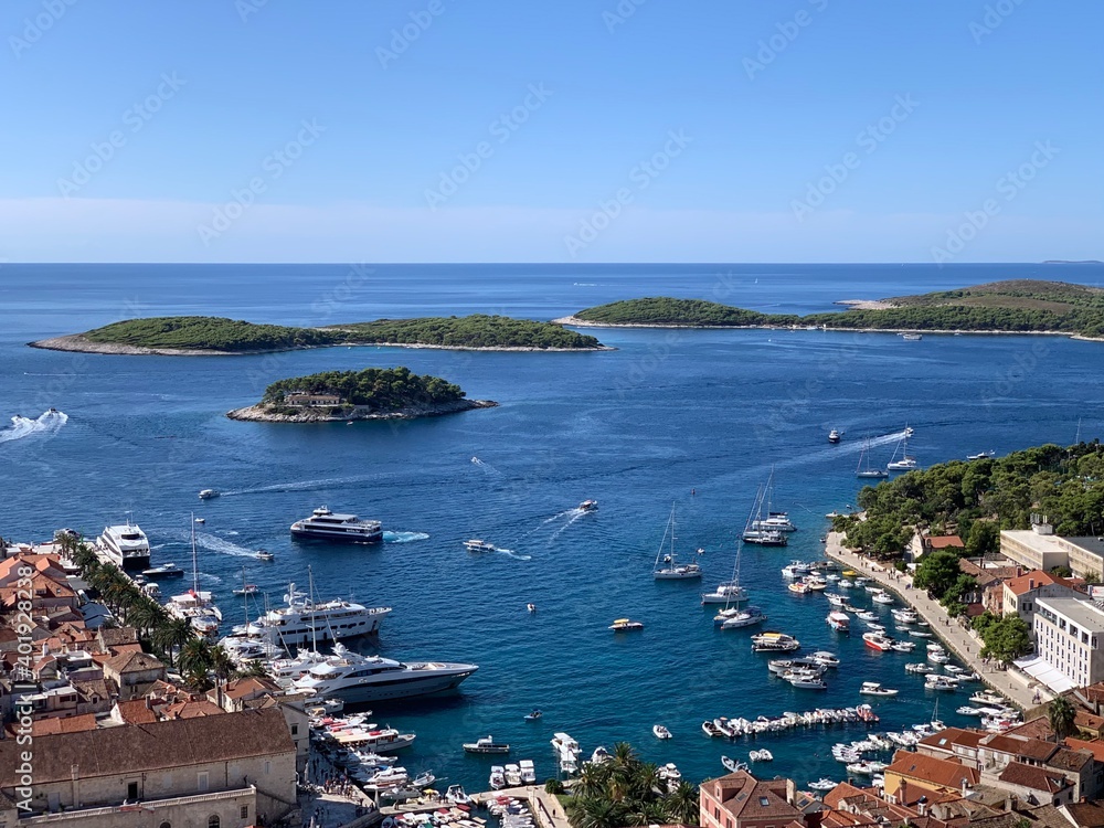 Hvar Insel Dalmatien Kroatien Adria Mittelmeer - über den Dächern - gegenüber die Inselgruppe Paklinski mit Palmizana