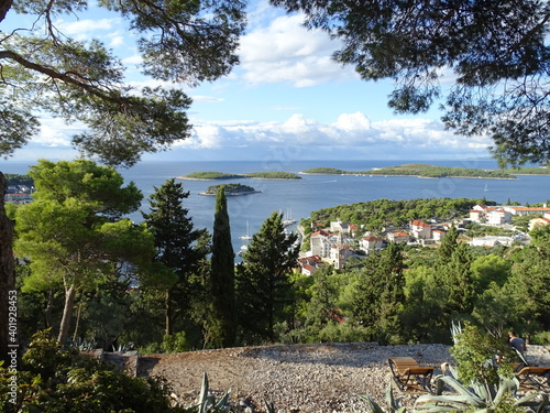 Hvar Insel Dalmatien Kroatien Adria Mittelmeer - über den Dächern - gegenüber die Inselgruppe Paklinski mit Palmizana