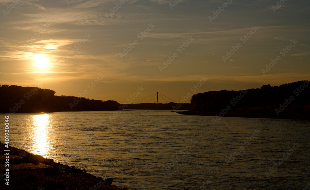 Naklejka premium Sonnenuntergang bei Hainburg an der Donau, Niederösterreich