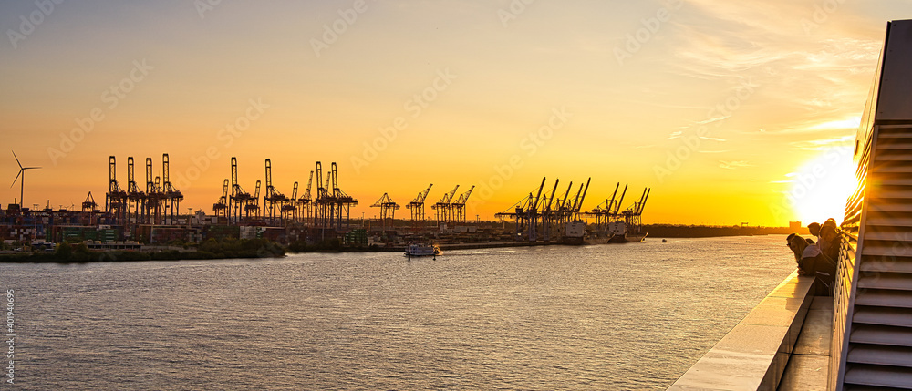 Sonnenuntergang über den Hafen Hamburg 2020