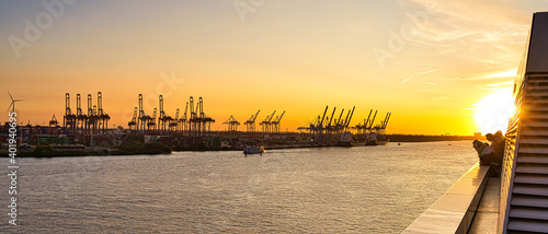 Obraz na płótnie Sonnenuntergang über den Hafen Hamburg 2020 w salonie