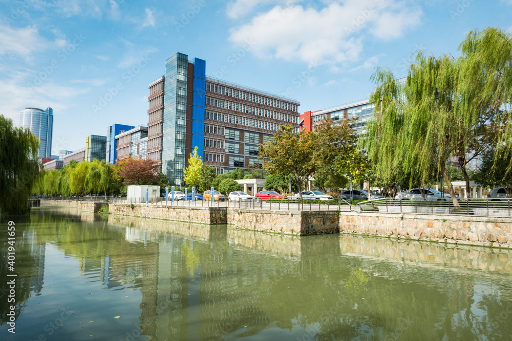 Obraz premium City park under blue sky with Downtown Skyline in the Background