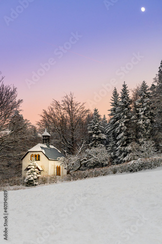 Winterlandschaft mit Schnee und Kapelle 