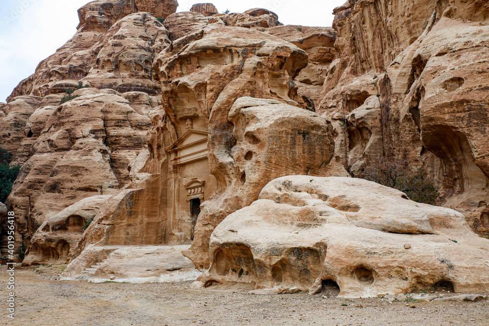 Derserto Wadi Rum in Giordania, rocce e sabbia, beduini e cammelli