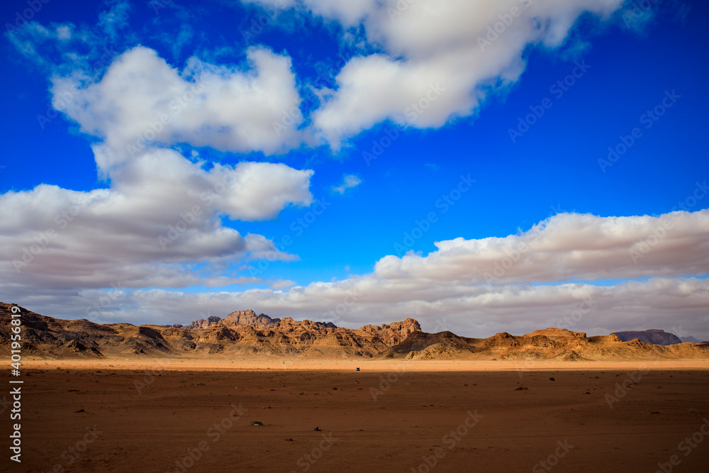 Derserto Wadi Rum in Giordania, rocce e sabbia, beduini e cammelli