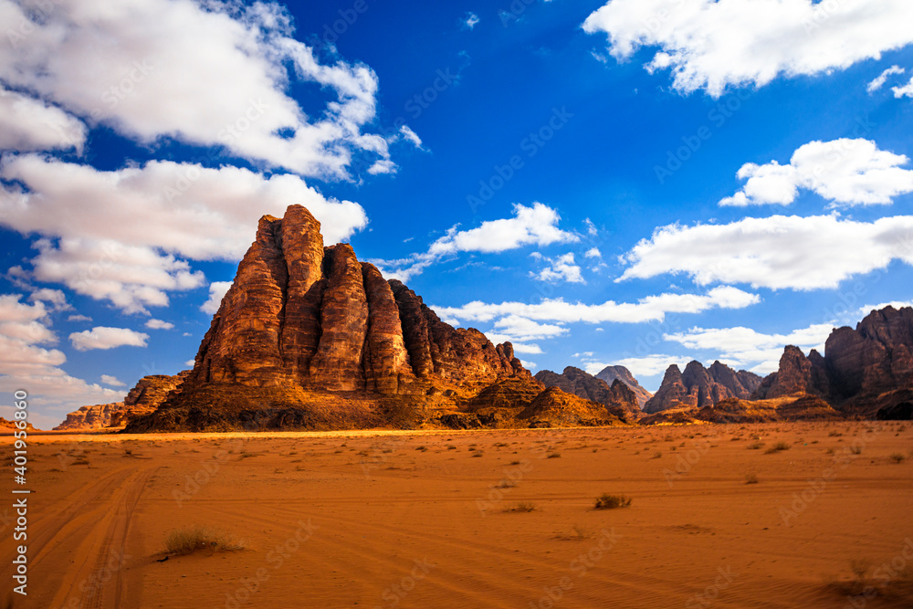 Naklejka premium Derserto Wadi Rum in Giordania, rocce e sabbia, beduini e cammelli