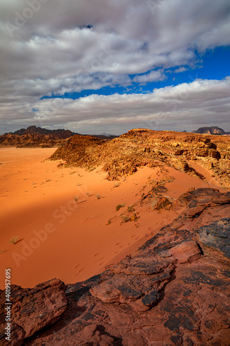 Derserto Wadi Rum in Giordania, rocce e sabbia, beduini e cammelli © Andrea