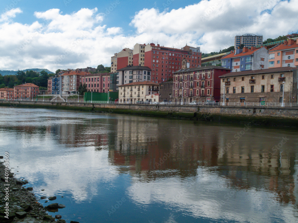 Paisaje urbano de Bilbao contemplado desde el paseo de la ría.