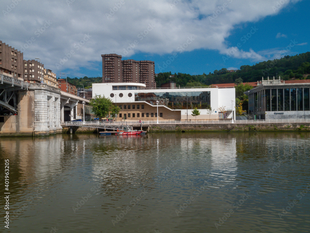 Paisaje urbano de Bilbao contemplado desde el paseo de la ría. Paisaje urbano de Bilbao contemplado desde el paseo de la ría.