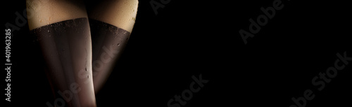 Foto Two glasses of Dark beer reminiscent of a cool sexy female legs in black stockings