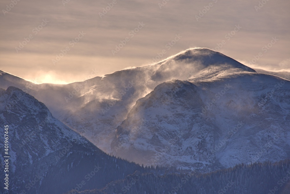Zima w górach, silny wiatr i zagrożenie lawinowe w Tatrach - obrazy, fototapety, plakaty 