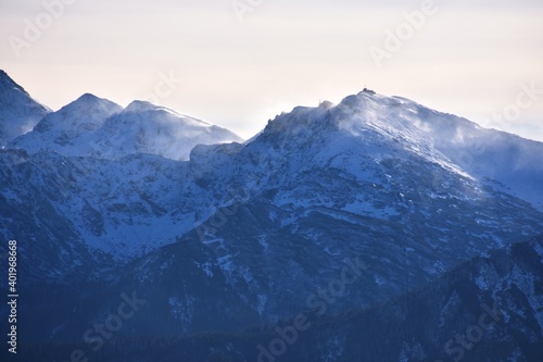 Zima w górach, silny wiatr i zagrożenie lawinowe w Tatrach